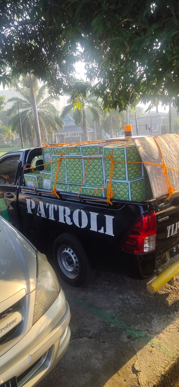 Pemberian bantuan paket sembako bagi masyarakat terdampak Pandemi Covid-19 di Kabupaten Bekasi